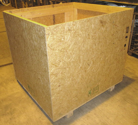 Offene OSB-Kiste mit Spanngurten